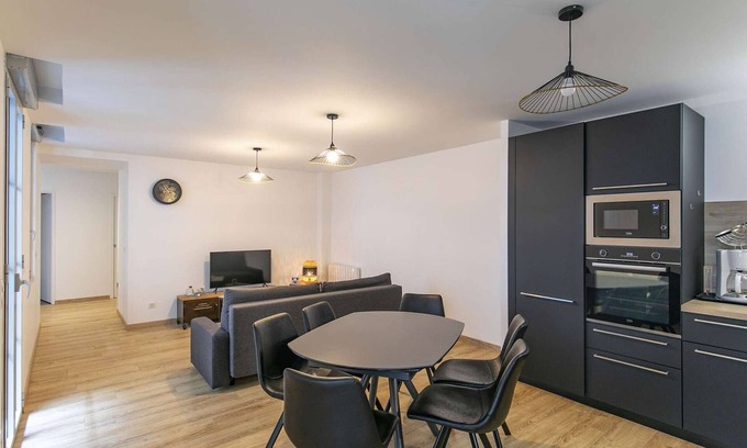 Cauterets Apartment | Cozy T3 Apartment in Cauterets, Sleeps 8, Balcony & Ski Nearby
