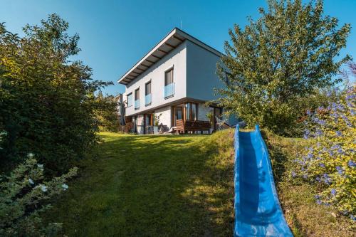 Jirin Villa | Cozy terraced house with infra sauna and parking