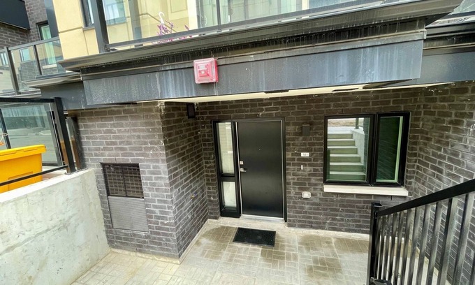 Clairlea House | Cozy Toronto Townhouse, Walking Distance To Shops and TTC Friendly!