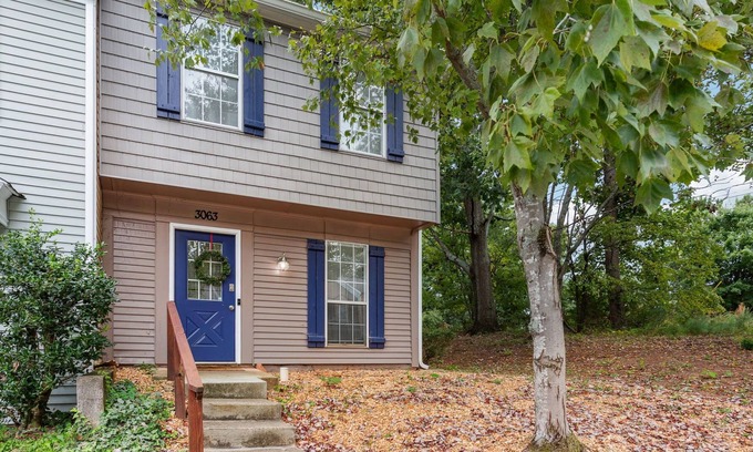 Doraville House | Cozy Townhome in the Heart of Doraville - convenient to all ATL has to offer!