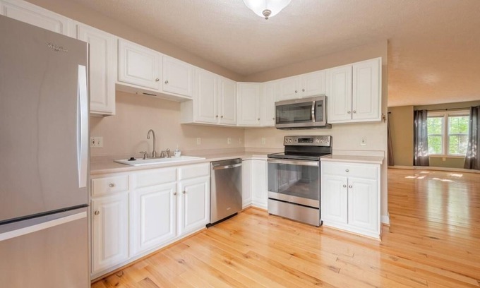 Christiansburg House | Cozy Townhome in Christiansburg. 12 mins to Virginia Tech
