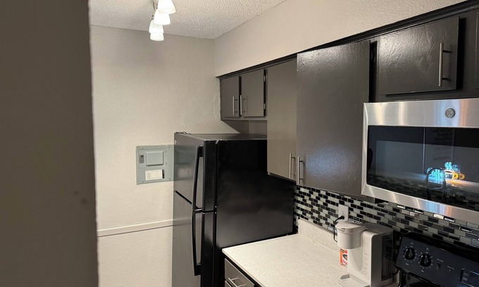 North Arlington House | Cozy townhome in welcoming Arlington with fitness room, AC, WiFi