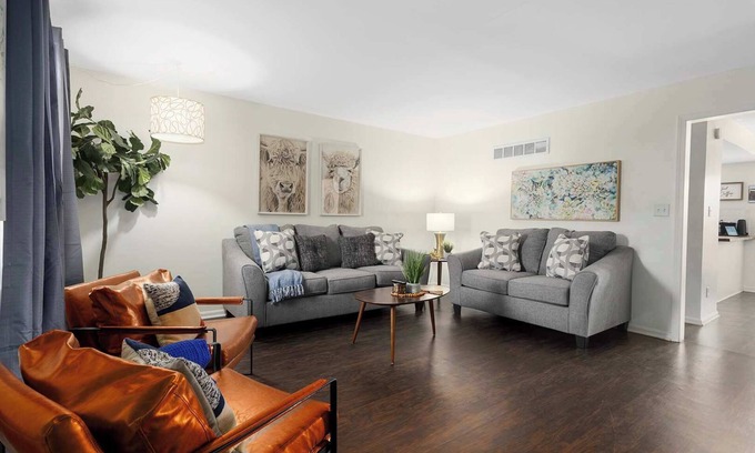 Grandview House | Cozy TownHome Renovated & Mins from KC Attractions