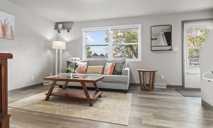 Appleton House | Cozy Townhome w/Garage in Appleton