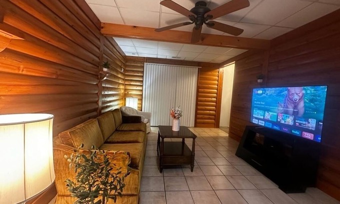 Lawrence House | Cozy townhouse in West Lawrence