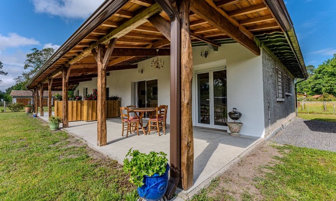 Sanguinet House | Cozy Townhouse with Garden & Terrace – Sleeps 4, Pet Friendly, at Sanguinet