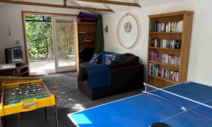 Ryde Cottage | Cozy traditional cottage with parking and garden
