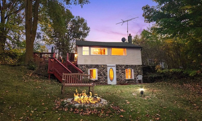 Campbellsport Cabin | Cozy Treehouse on the Lake