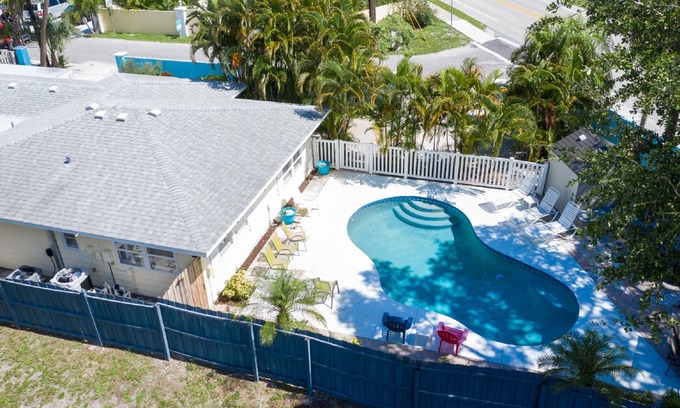 Siesta Key Apartment | Cozy Tropical Bungalow with Heated Pool