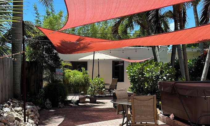 Poiciana Park II Cottage | Cozy Tropical Guest Cottage Near Everything!