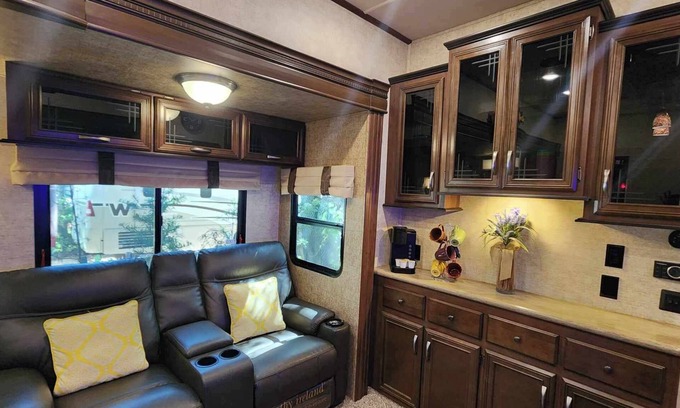 River Ranch RV Rental | Cozy two bedroom and two full bath w/golf cart