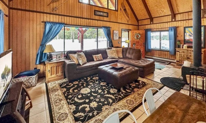 Wagon Wheel Cabin | Cozy Two Bedroom Cabin In Donnelly