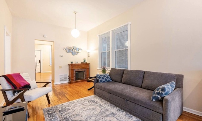 Lakeview Apartment | Cozy two bedroom close to Wrigley Field