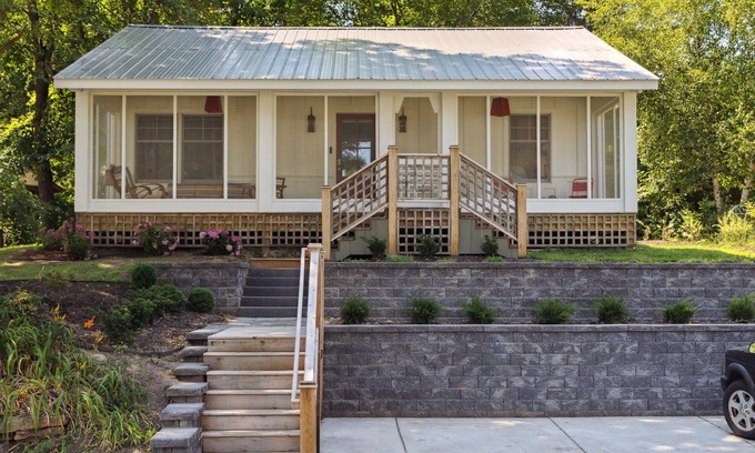 Wayzata House | Cozy two-bedroom cottage - five minutes walk to Wayzata and Lake Minnetonka