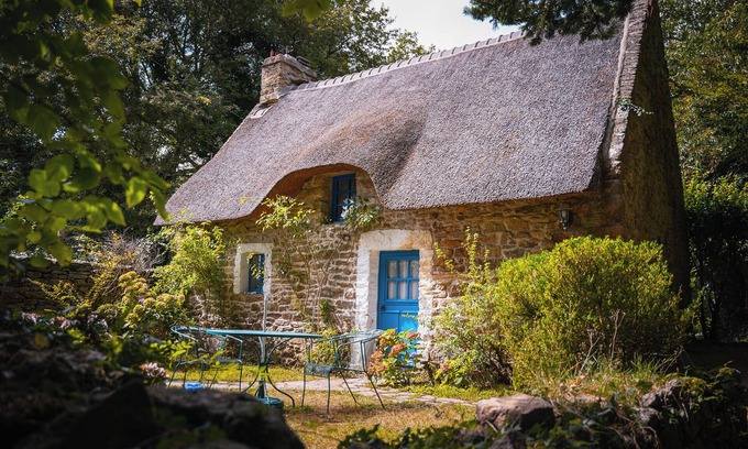 Moelan-sur-Mer House | Cozy typical Breton chaumiere with thatched roof