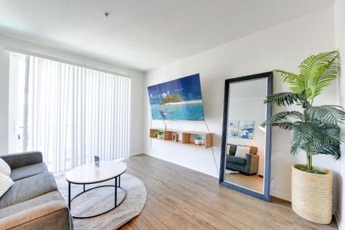 Del Rey Apartment | Cozy Unit Conveniently Located Pool View