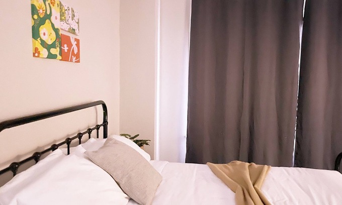 Rogers Park Apartment | Cozy unit steps from Loyola Uni with AC, WiFi, fitness room and big TV