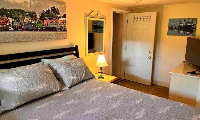 Ketchikan Apartment | Cozy up near downtown at the Wildflower Inn at Deermount.