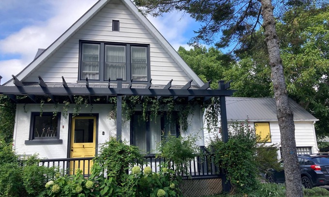 Prince Edward House | Cozy urban cottage in the heart of Picton