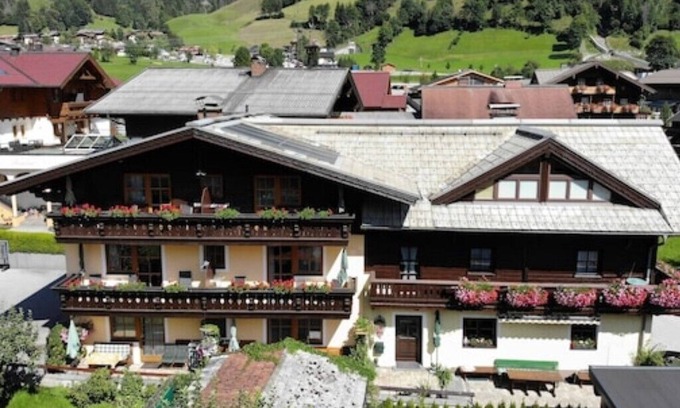 Dorfgastein Apartment | Cozy vacation apartment + free visit to the swimming pool in summer