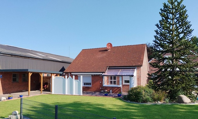 Weener Apartment | Cozy vacation home Lütje Huske with garden, 25666 - Lütje Huske