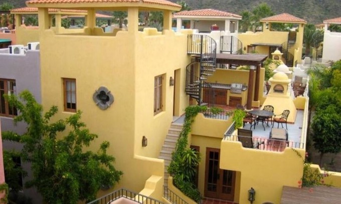 Nopolo House | Cozy Villa near beach & pools