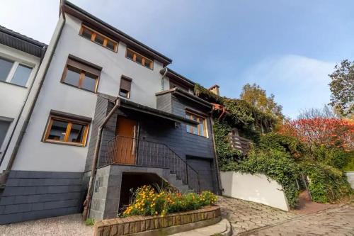 Wola Apartment | Cozy Villa with 6 bedrooms