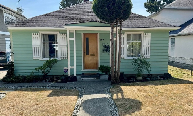 Inner Harbour House | Cozy Vintage Cottage