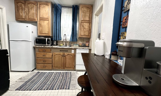 Central Sacramento House | Cozy Vintage Historic Bungalow In Midtown Sacramento