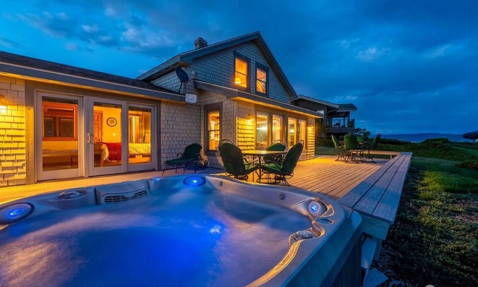 Manson House | Cozy Wapato Point Escape + Hot Tub! Lake views, beach and resort access