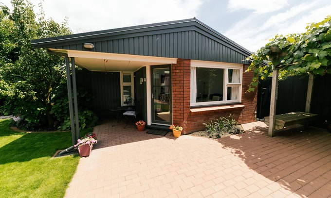 Christchurch House | Cozy, warm, sunny, fully self-contained flat and separate sleepout