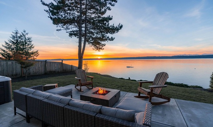 Gig Harbor House | Cozy Waterfront Escape with Hot Tub, Propane Firepit, Kayaks and Beach Access