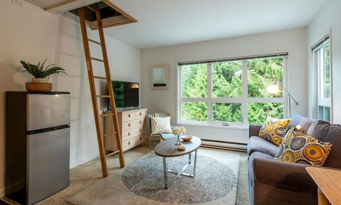 Whistler Creekside House | Cozy Whistler Retreat 2bd loft, ski/bike in/out steps to gondola!