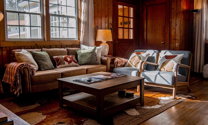 Ludlow House | Cozy Winter Cabin - Peaceful Retreat 5min from Ski