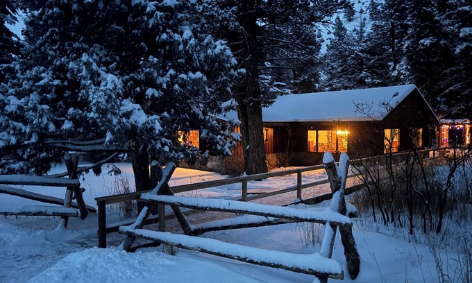 Livingston House | Cozy Winter Wonderland in Paradise Valley