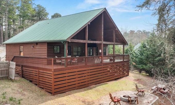 Flowery Branch House | Cozy Wood Cabin Retreat w/Dock, Deck & Views