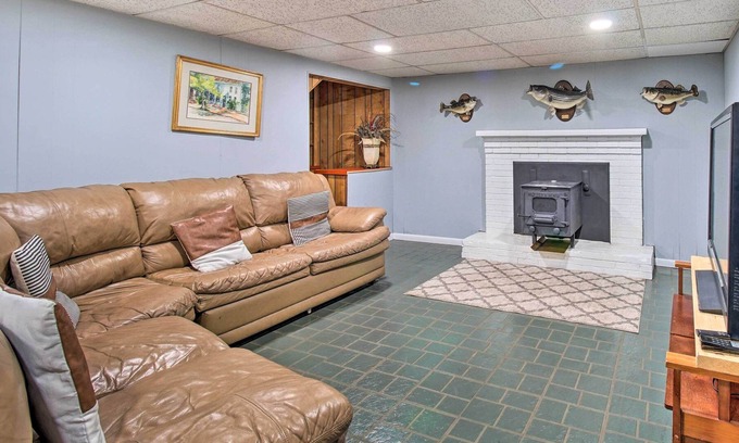 Woodbridge House | Cozy Woodbridge Home w/ Fire Pit & Deck