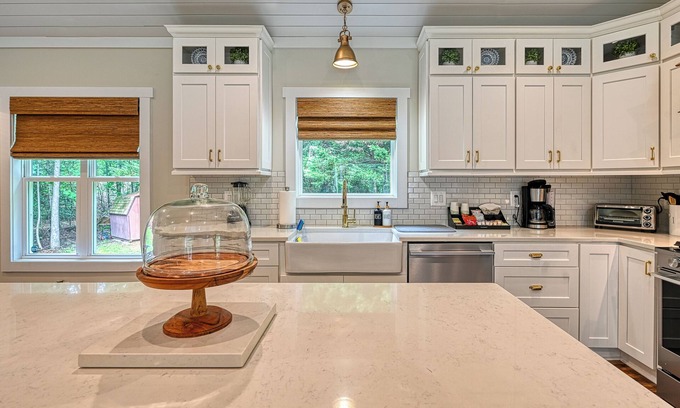 Windwood Coves House | Cozy wooded Rancher 3mins from lakefront beach!