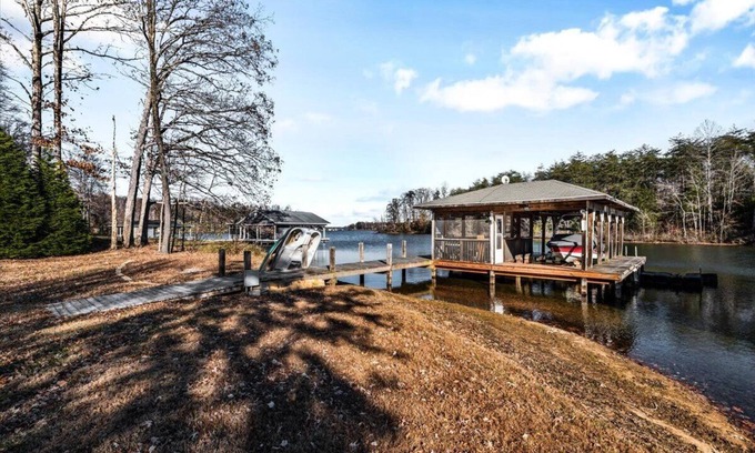 Bumpass House | Cozy yet spacious waterfront home on Lake Anna's private side