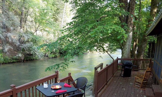 Ellijay Cabin | CozyCabinonBankofCartecay/River access/WiFi/Self Check-In&Out/Clean