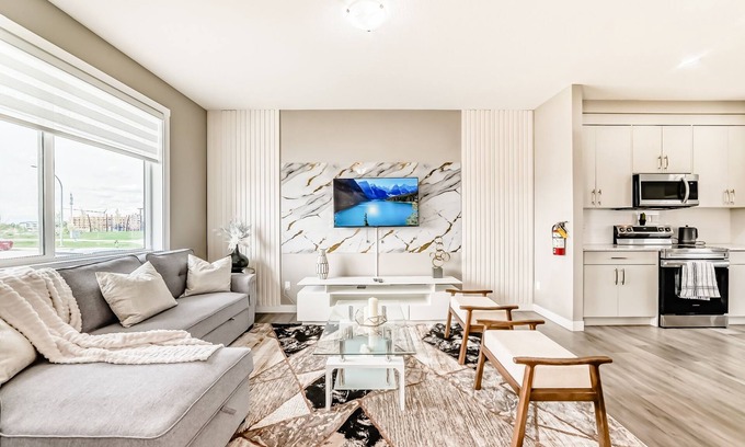 Calgary House | Cozyhub Vacation Rental - CalgarynClose to the Park, YYC Airport/Central AC