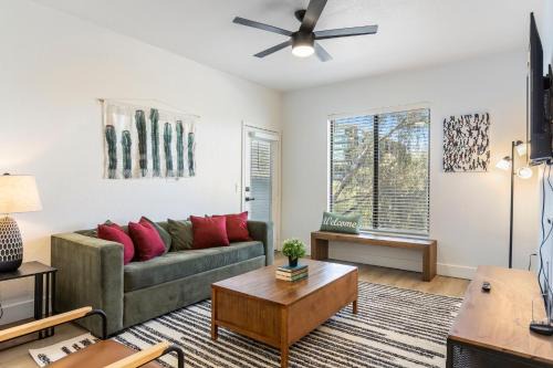 Kierland Apartment | CozySuites at Kierland Commons with pool #01