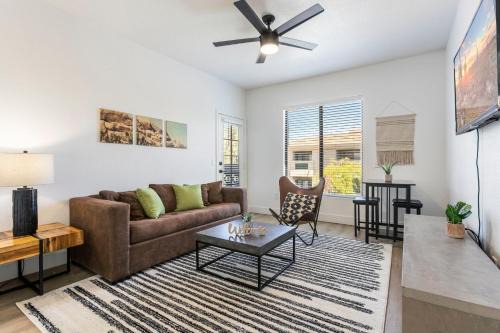 Kierland Apartment | CozySuites at Kierland Commons with pool #13