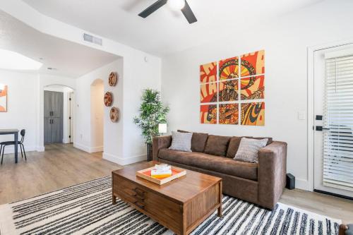Kierland Apartment | CozySuites at Kierland Commons with pool#15