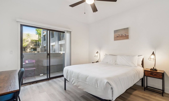 Glendale Sports and Entertainment District Apartment | CozySuites in Glendale Westgate with pool #07