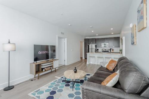 Central Business District Apartment | Cozysuites l Luxe 2BR in Downtown Cincinnati #2