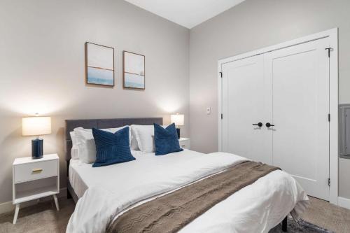 Downtown Cincinnati Apartment | CozySuites Modern 1BR OTR District #05