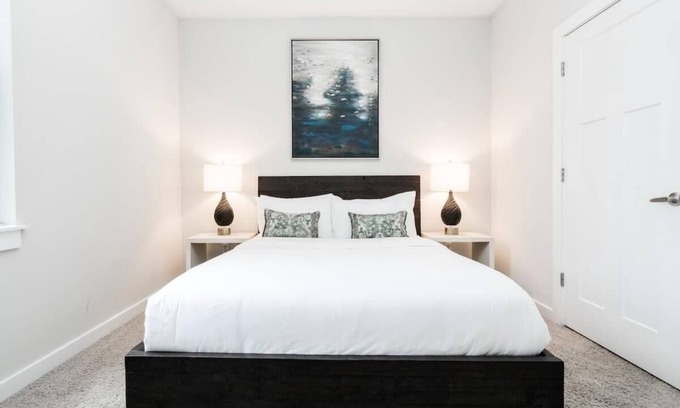 Music Row Apartment | CozySuites Music Row Stunning 2BR with free parking 05