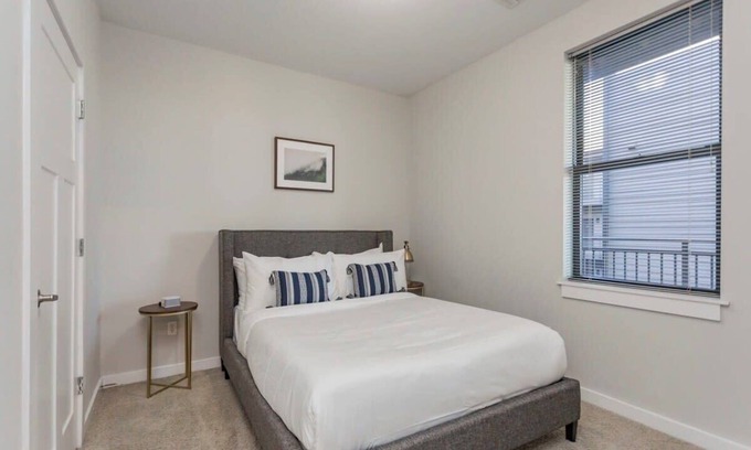 Music Row Apartment | CozySuites Music Row Stylish 2BR free parking 44