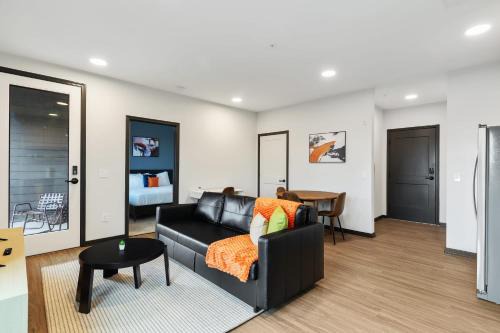Lockerbie Square Apartment | CozySuites on Mass with garage parking #3